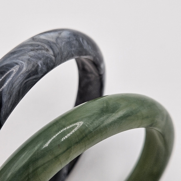 VINTAGE Green and Black Marbled Plastic Round Bangle Bracelet Set - Picture 3 of 5